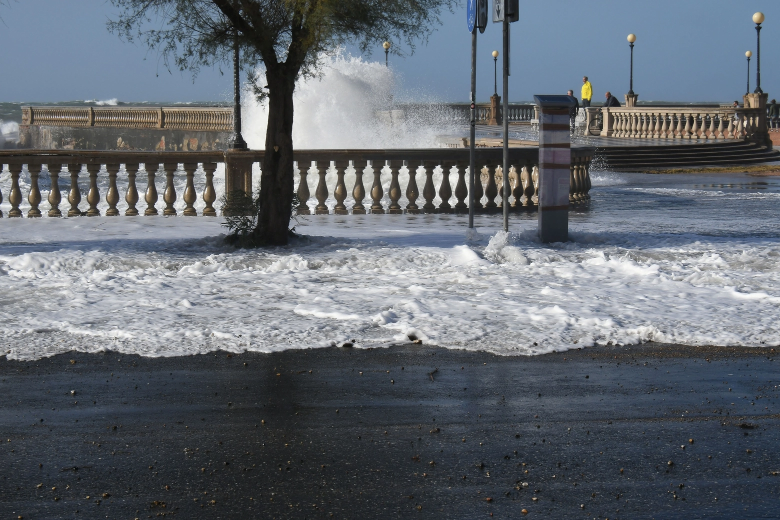 La mareggiata a Livorno (Foto Lanari)