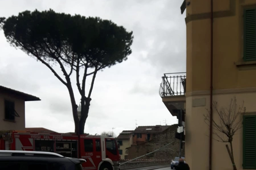 Il palo caduto su ponte Mercatale