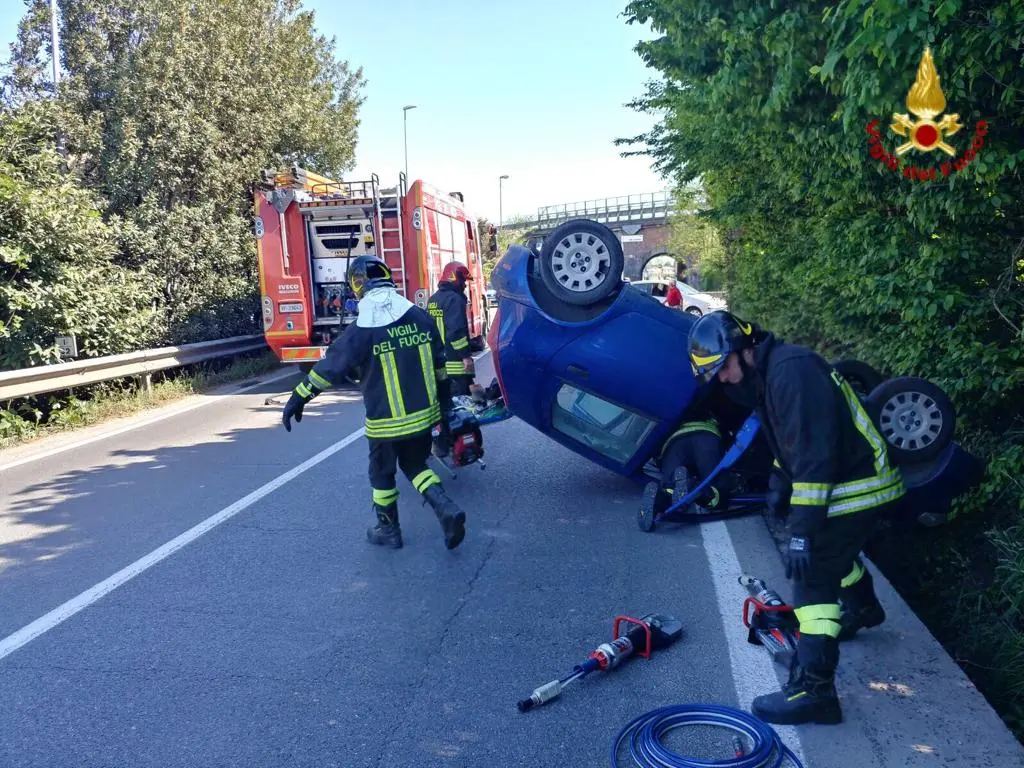 Incidente stradale, auto si ribalta