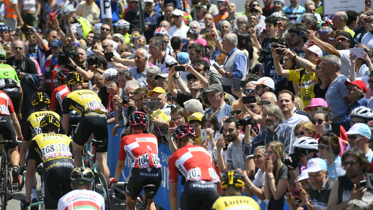 Spettatori durante un vecchio Giro d'Italia