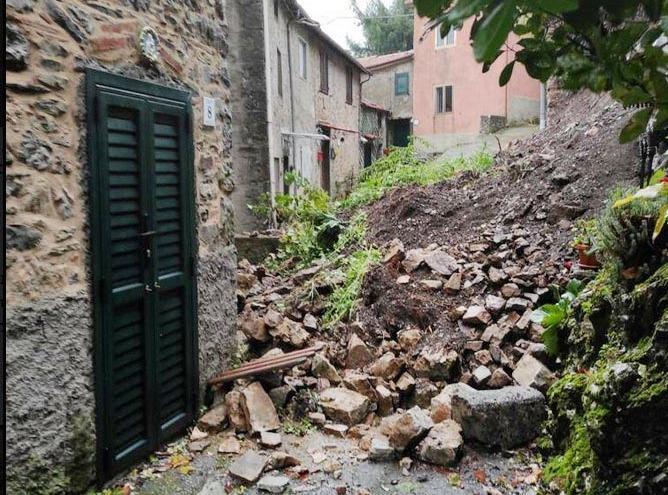 La Pioggia Fa Crollare Nella Notte Un Grosso Muro A Montefegatesi