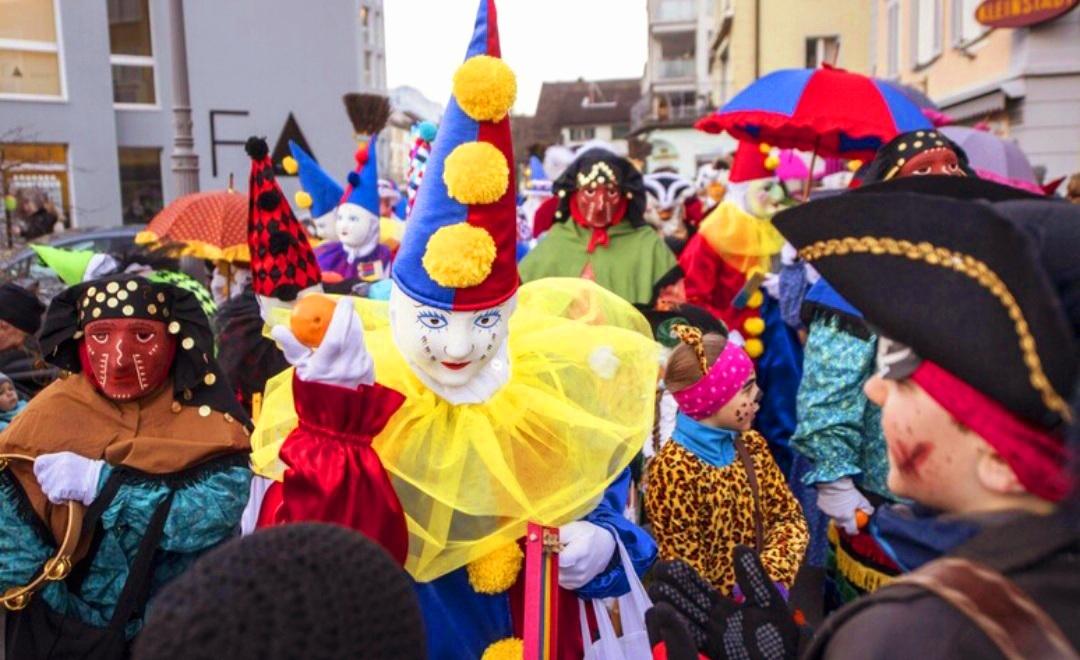 CARNEVALE  perché si lanciano i coriandoli?