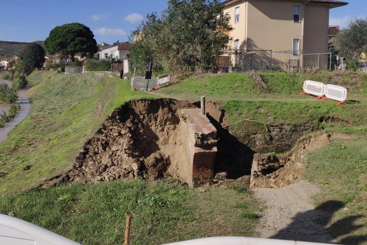 Il ponte crollato a Limite sull'Arno