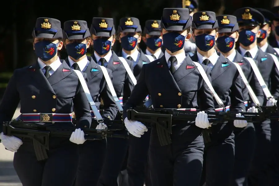 Aerei sui cieli di Firenze, il giuramento alla scuola militare aeronautica  Douhet