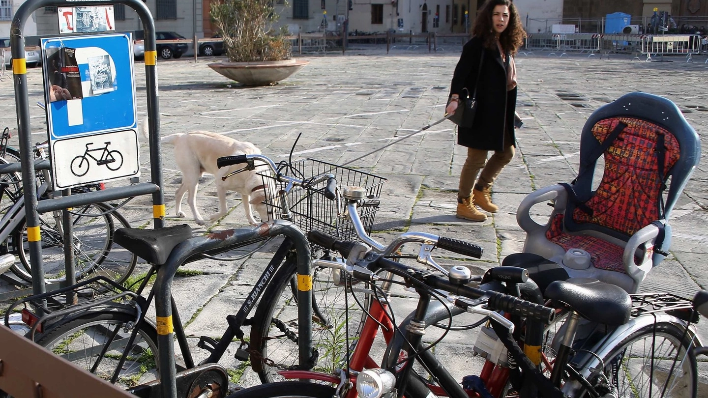 Piazza del Carmine, nonostante la pedonalizzazione, non è ancora quell’oasi che ci si attendeva