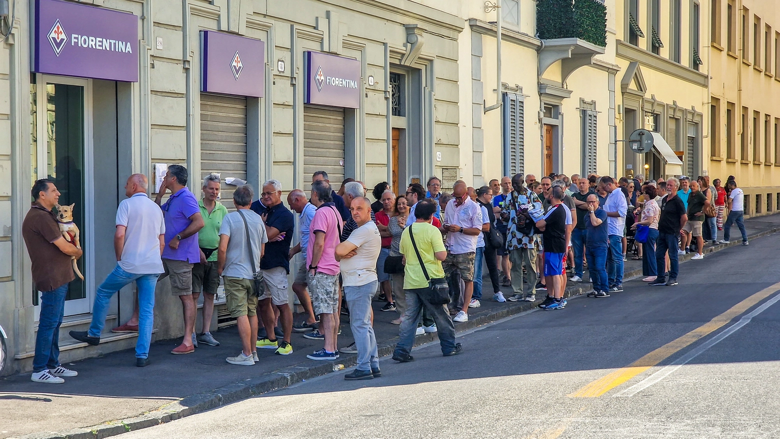 Tifosi della Fiorentina in fila per l'abbonamento (Foto Germogli)