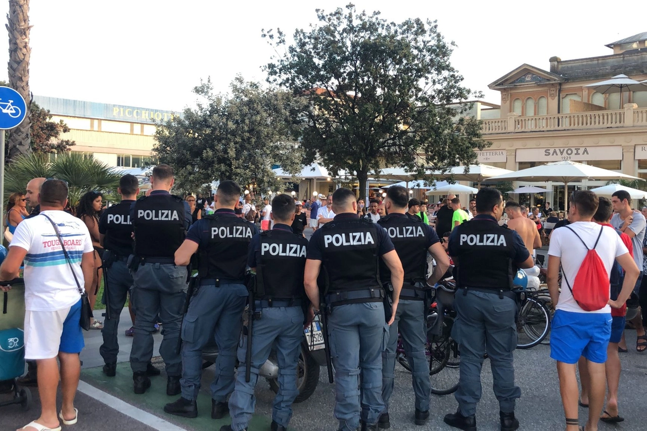 L'intervento della polizia in Passeggiata (Foto Simone Ferro)