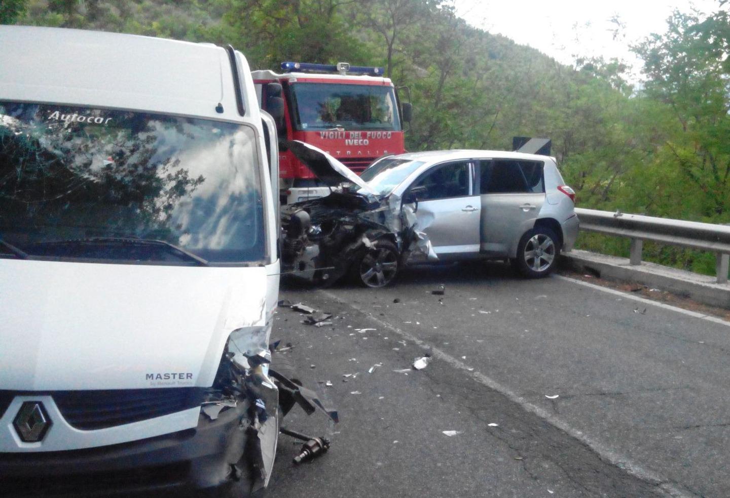 Frontale Tra Un Pulmino E Un Suv: 20 Feriti, Alcuni Sono Bambini