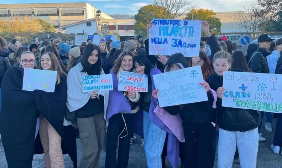 Studenti in ’sciopero’ per la scuola al freddo. La Provincia invierà stufette elettriche