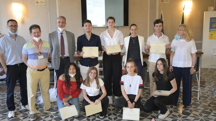 Gli studenti dell'Istituto Salvemini con il diploma del Premio