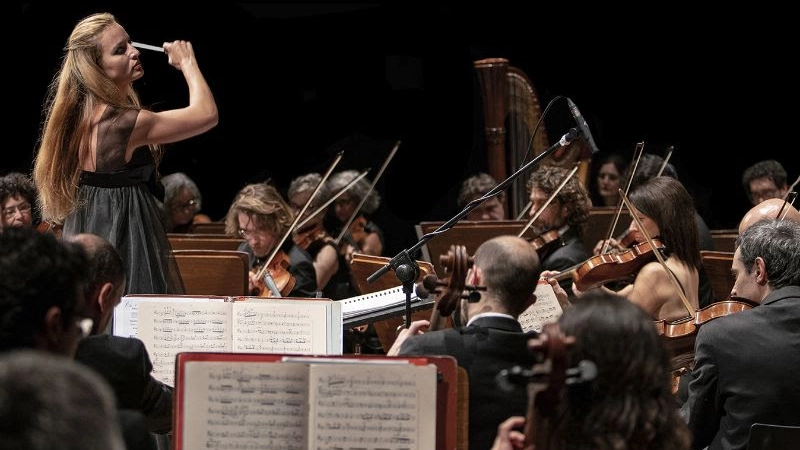 Beatrice Venezi dirige l’Orchestra della Toscana