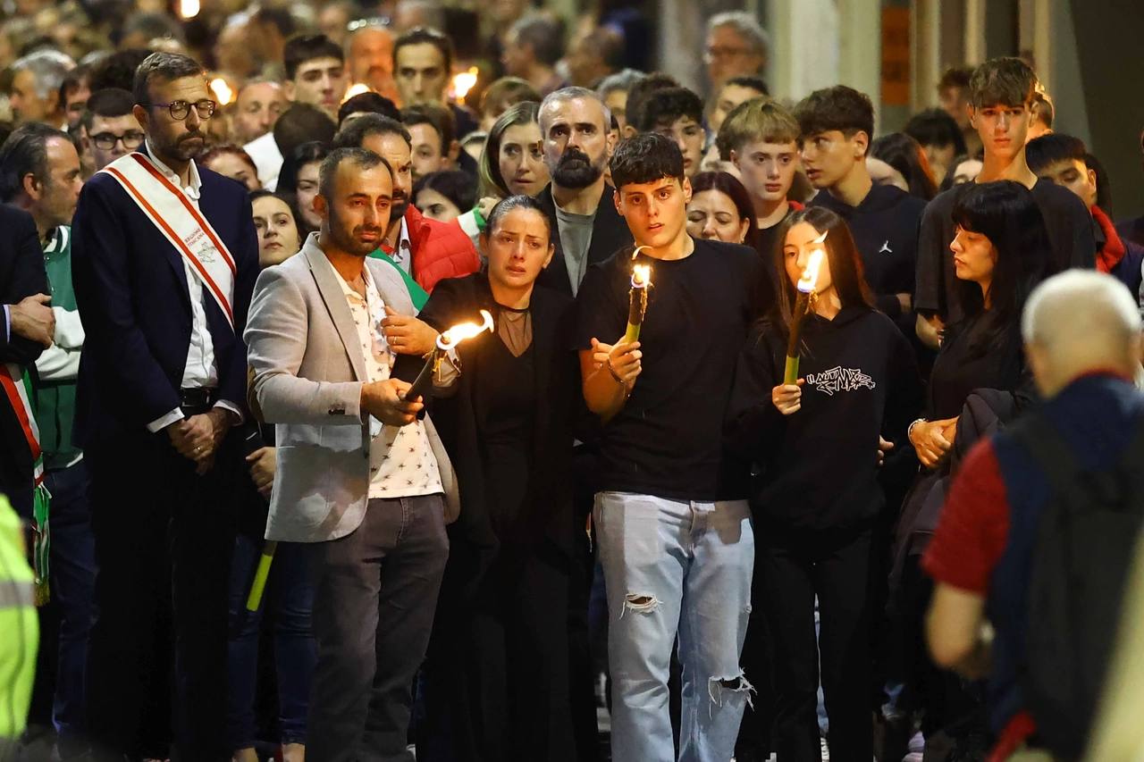 Folla commossa alla fiaccolata per Klodiana