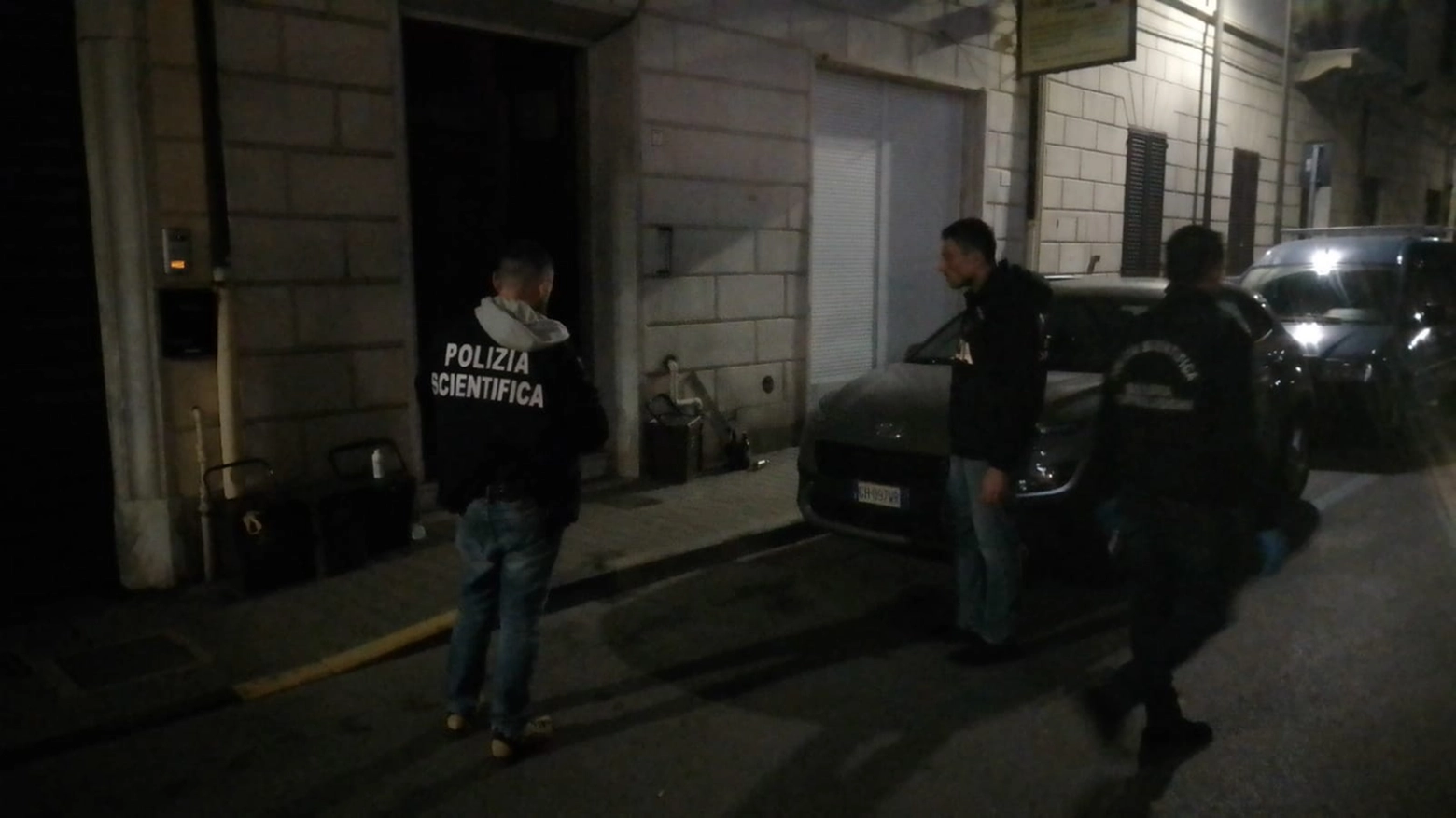 La polizia scientifica in via Zanardelli a Viareggio
