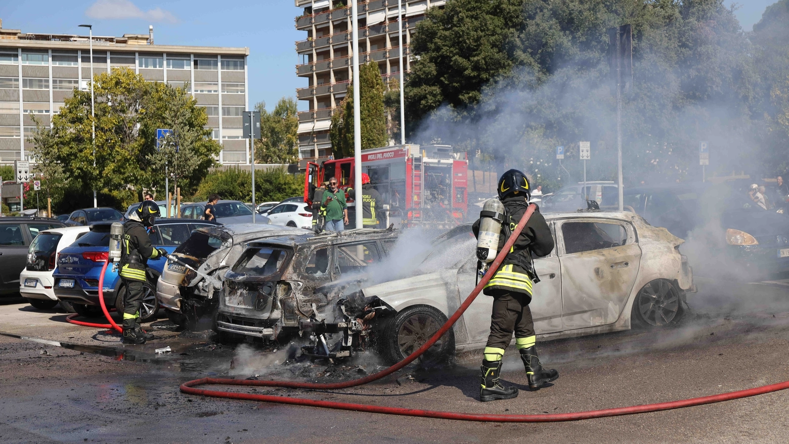Auto in fiamme in via Alderotti (NewPressphoto)