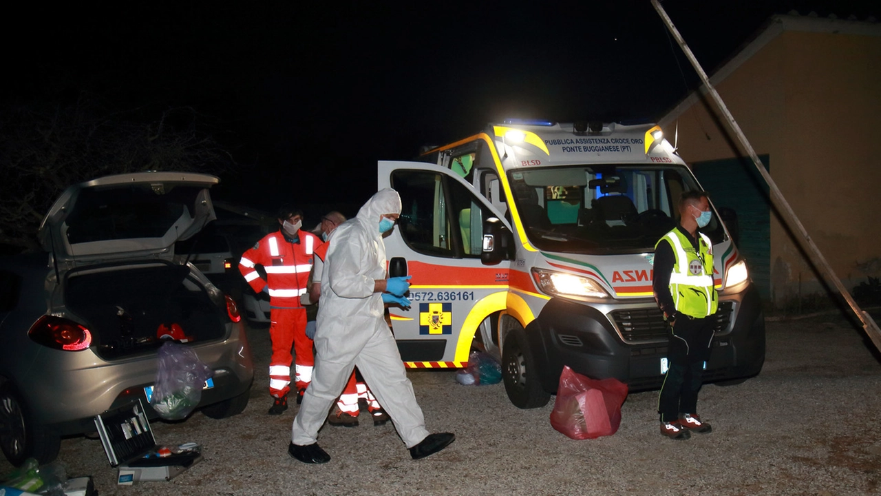 Soccorsi e carabinieri sul luogo dell'omicidio (foto Goiorani)