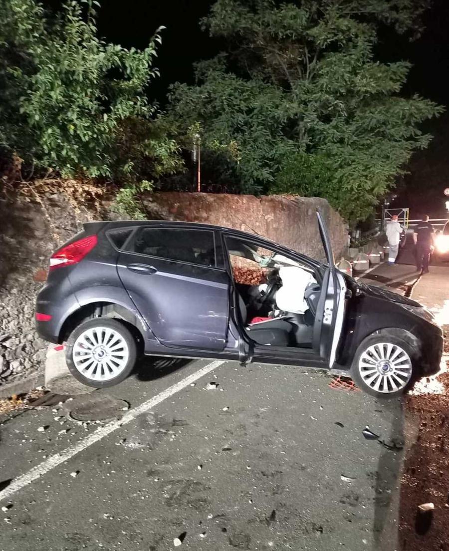 Incidente Spaventoso A Spezia Illesi Dentro L Auto Quattro Giovani