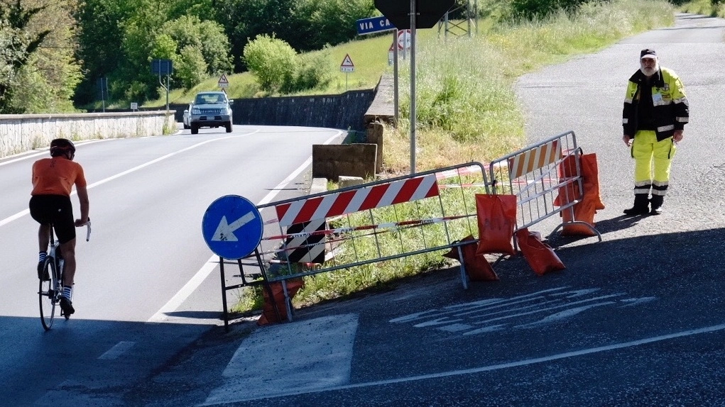 Il ritrovamento dell’ordigno all’intersezione con il bivio che porta alla frazione di Gaggina (foto Pasquali)