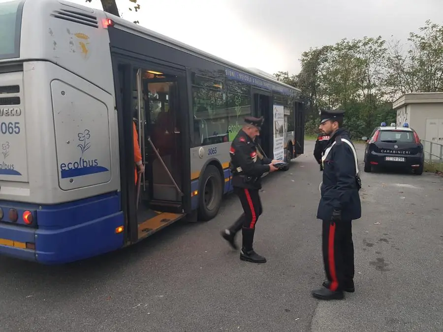 Lancia una bottiglia e rompe il vetro di un bus: arrestato dai carabinieri