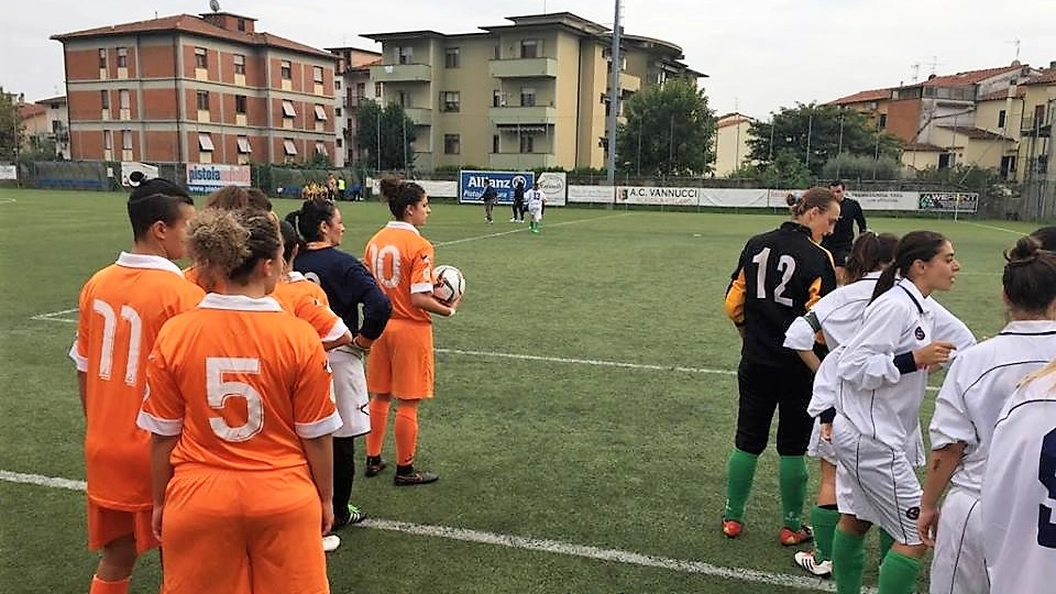 L'ingresso in campo delle squadre al campo Frascari di Pistoia