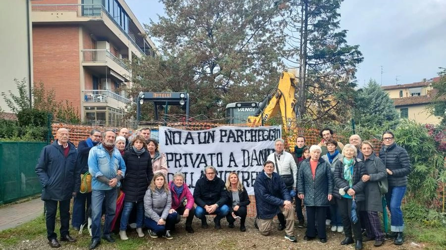 Un gruppo di abitanti che protesta contro il parcheggio