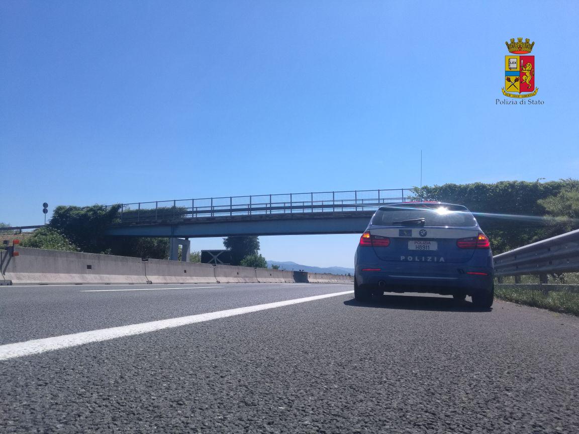 Minaccia Di Buttarsi Dal Viadotto Salvato Dagli Angeli Della Polizia Stradale