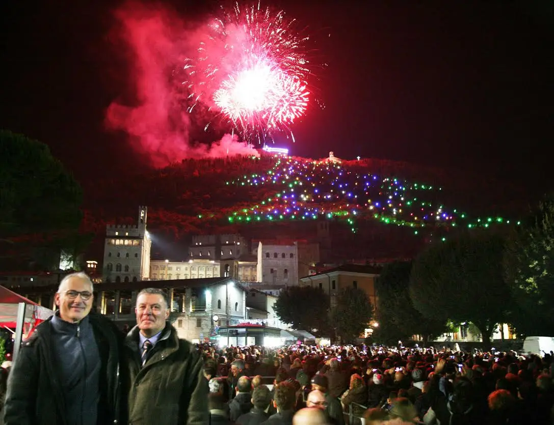 Gubbio, l'albero di Natale più grande del mondo illuminato per le vittime di Parigi