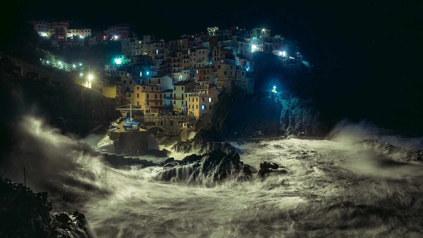 Lo scatto di Manarola che ha ottenuto il riconoscimento del National Geographic immortala la potenza delle onde contro la scogliera