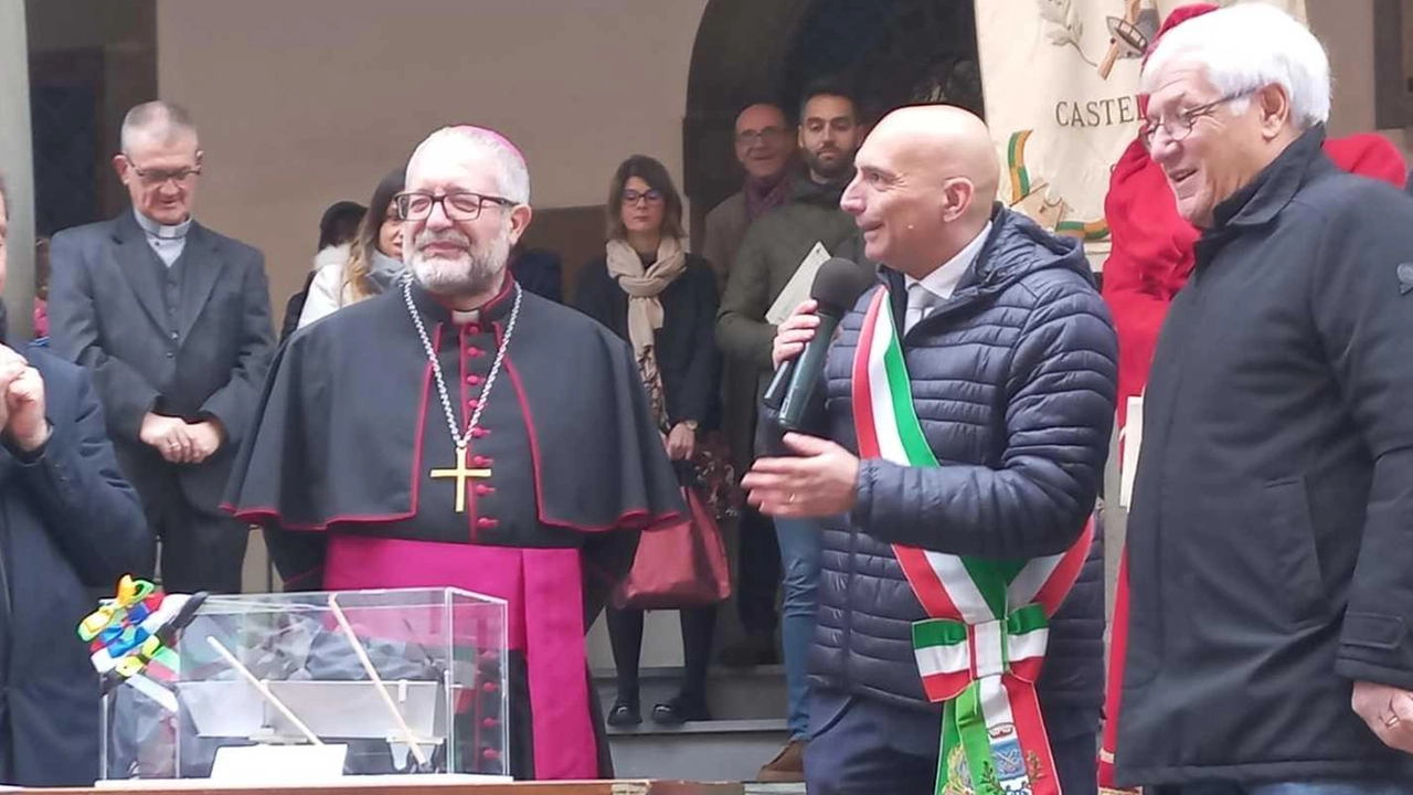 Barchini, le contrade giurano. Accoglienza del vescovo Paccosi