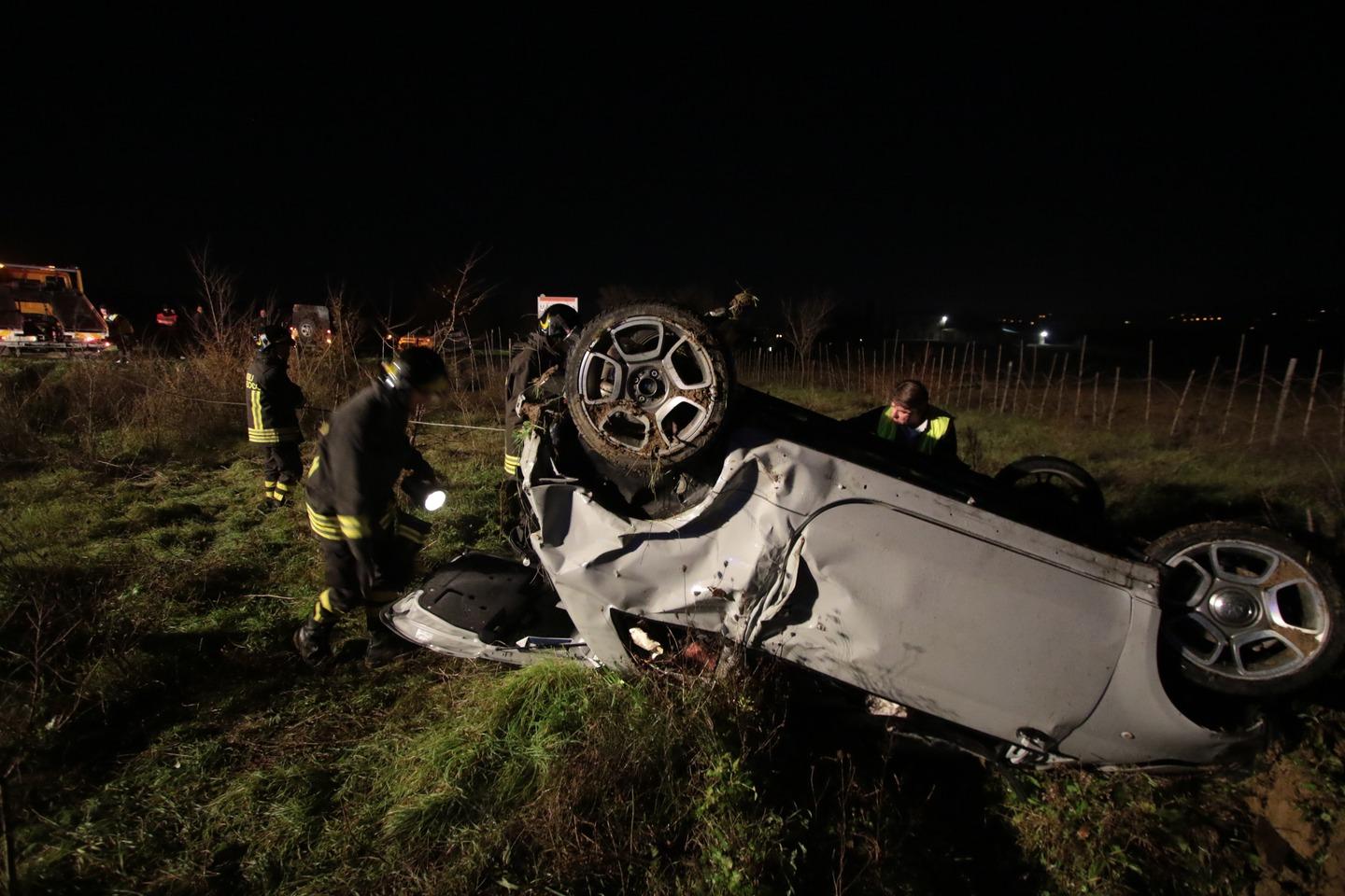 Travolge Cinghiale, L'auto Si Ribalta E Prende Fuoco / FOTO