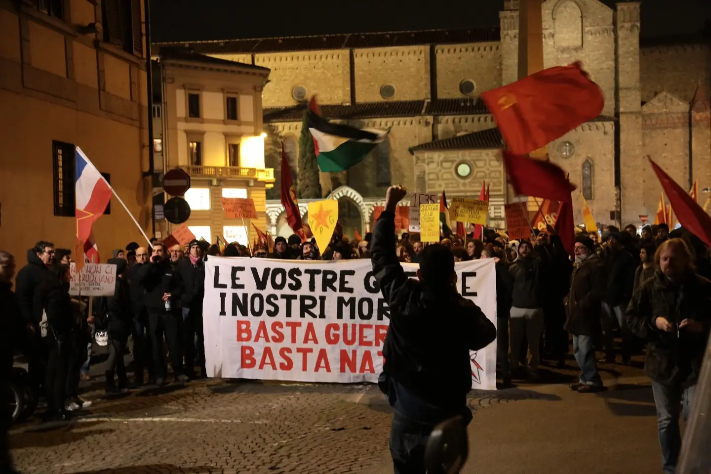 Trecento manifestanti contro il vertice Nato