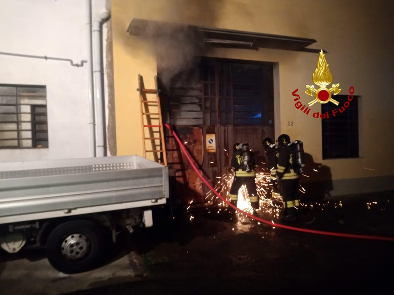 Incendio In Un Capannone Tessile A Santa Lucia