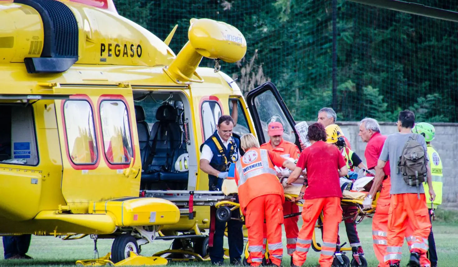 Si schianta in moto a 18 anni, è grave Scontro con un’auto: a bordo un bimbo