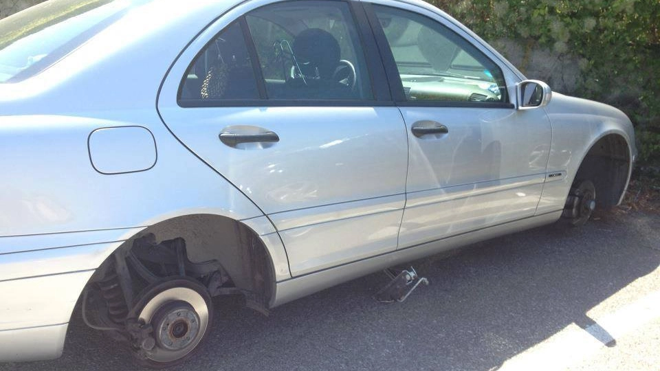 Continui danneggiamenti nel parcheggio di via Marconi