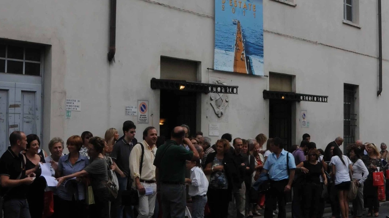  Un’immagine di tre anni fa con gli spettatori fuori dal teatro