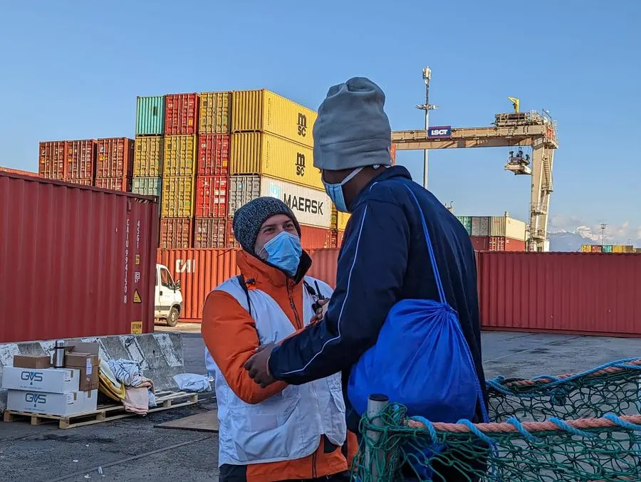 Migranti a La Spezia, rischio sanzione. La nave rimane in porto per accertamenti