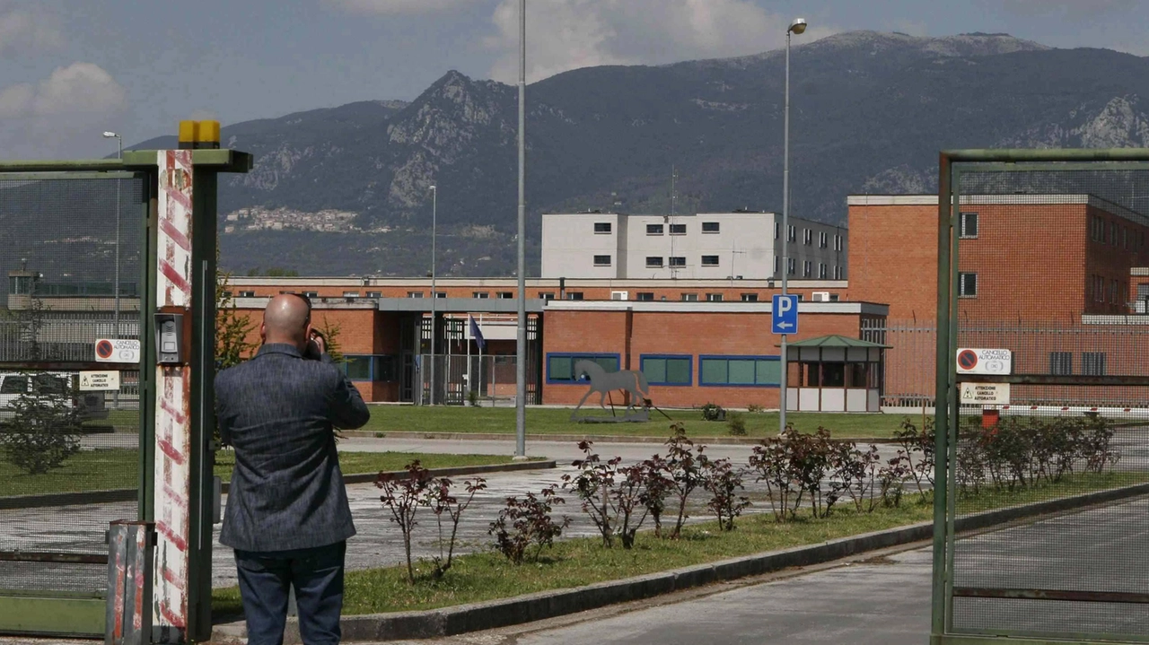 Detenuto minaccia il medico  Poi si pianta un chiodo in testa