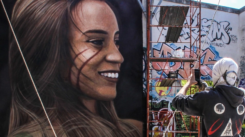 Il volto di Luana D’Orazio dipinto da Jorit in un murales a Roma (Imagoeconomica)