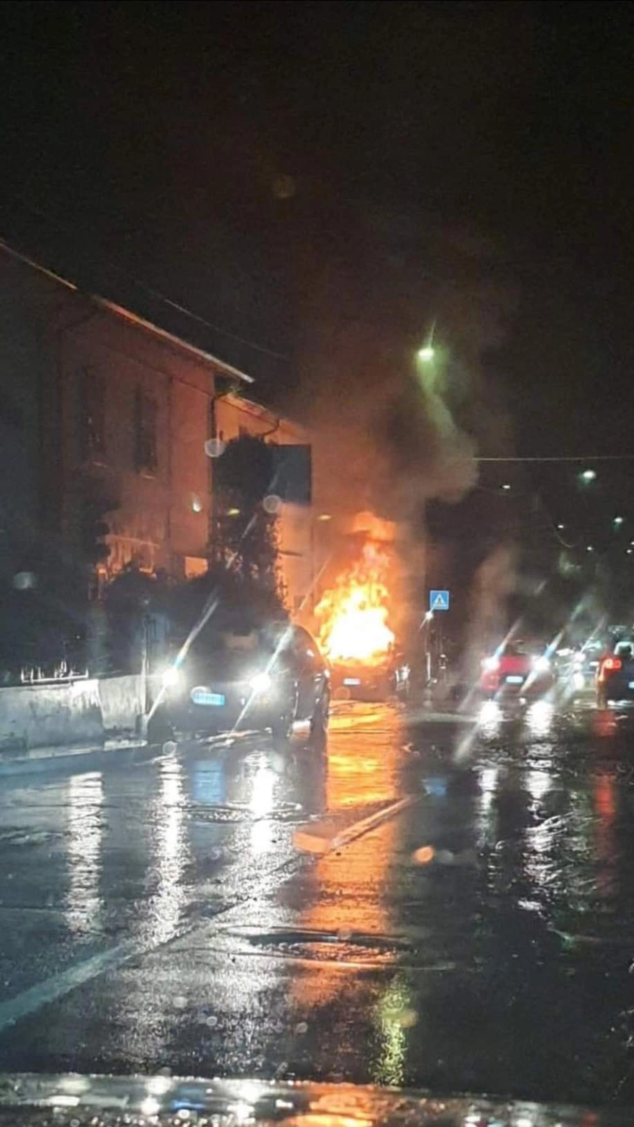 L'auto che ha preso fuoco per il fulmine caduto a Massa