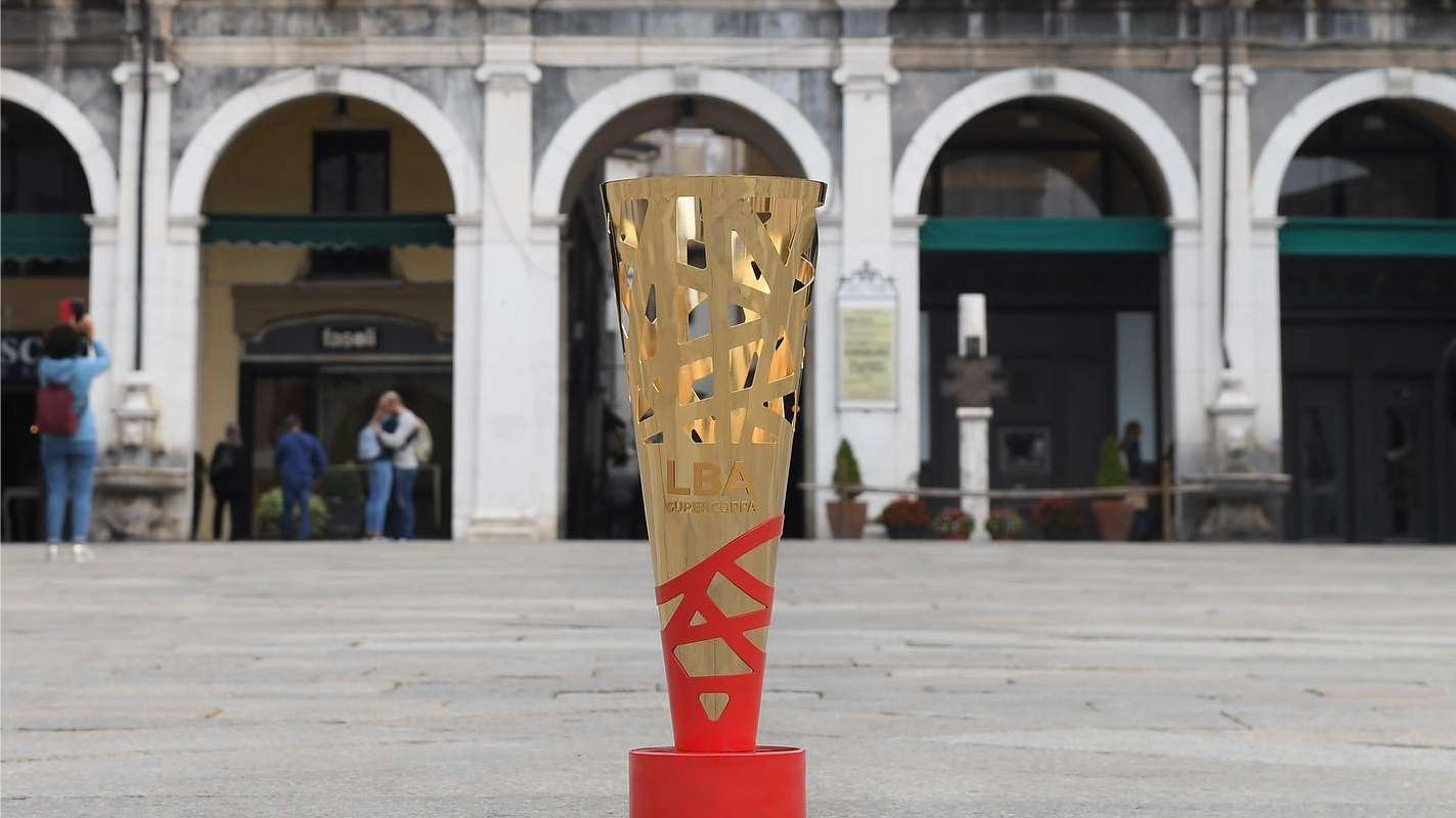 Il trofeo della Supercoppa vinto dalla Virtus Bologna in finale contro Brescia