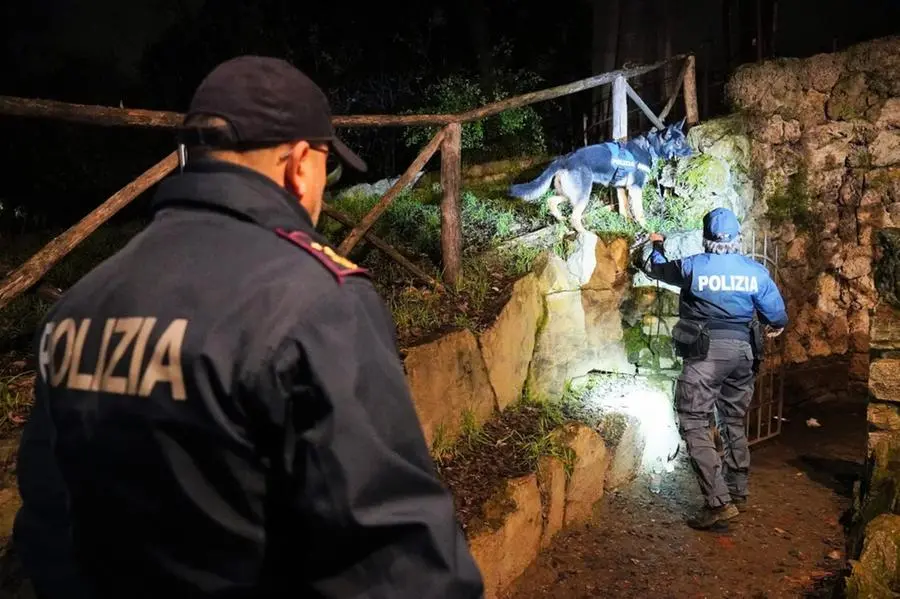 Firenze, alle Cascine il mercato nero dei telefonini rubati: un arresto