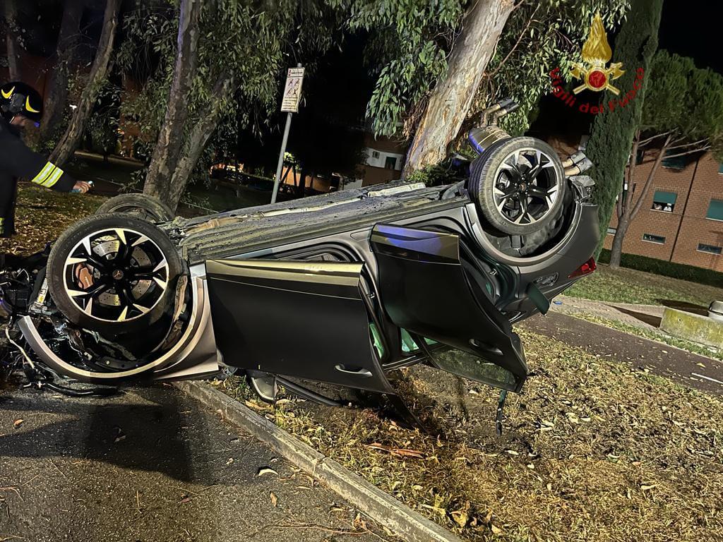 Grosseto Tre Feriti In Due Incidenti Auto Contro Un Pino Furgone Si Ribalta 