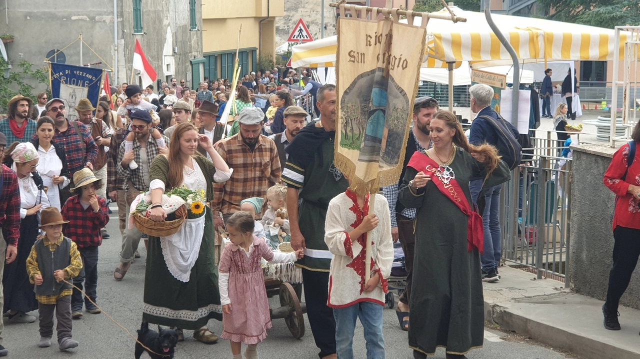 La tre giorni di festa vedrà Capitolo, Borgo, Piazza, San Michele e San Giorgio contendersi il palio Sfilata in costumi tradizionali accompagnata da banda e sbandieratori e gara della pigiatura