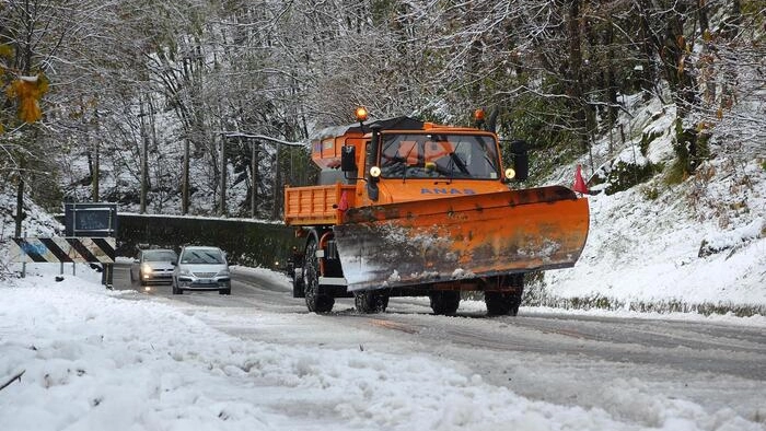 Uno spazzaneve in azione (Foto Ansa)