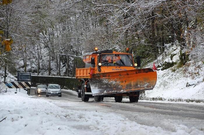 Uno spazzaneve in azione (Foto Ansa)