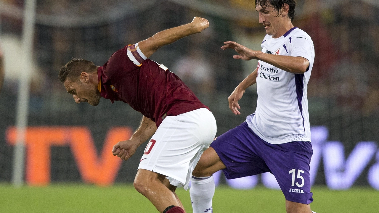 Un'immagine del match: Francesco Totti e Stefan Savic (foto ANSA/Claudio Peri)