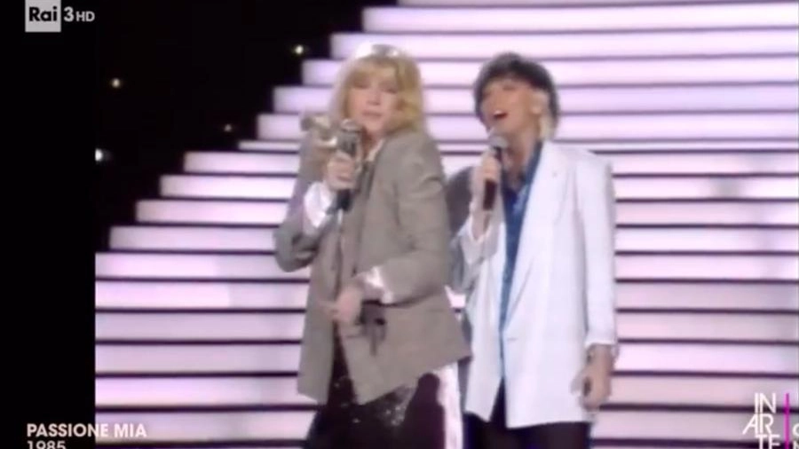 Monica Vitti sul palco con Gianna Nannini