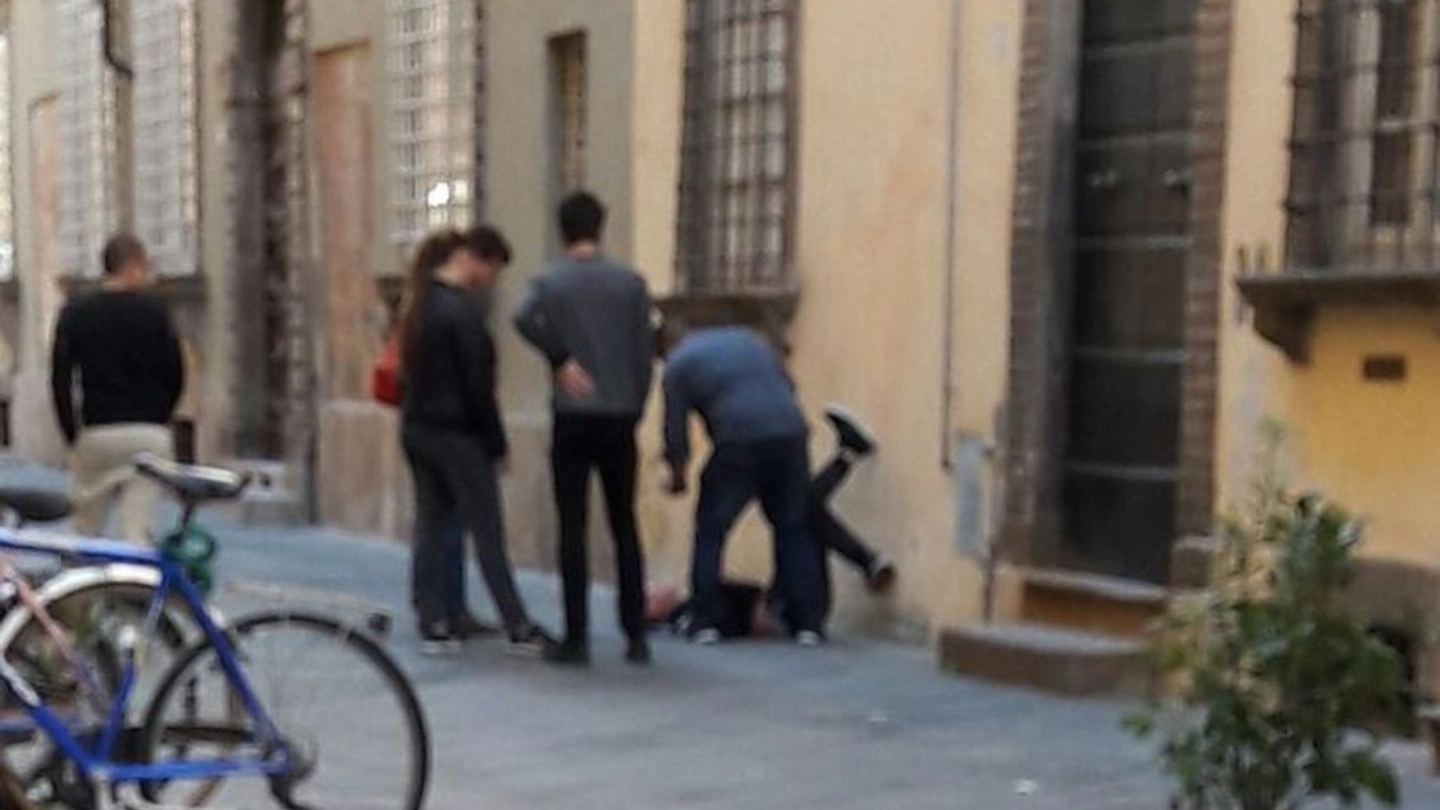 Il giovane è stato prima sbattuto contro il muro e poi per terra. Ecco un momento dell’aggressione