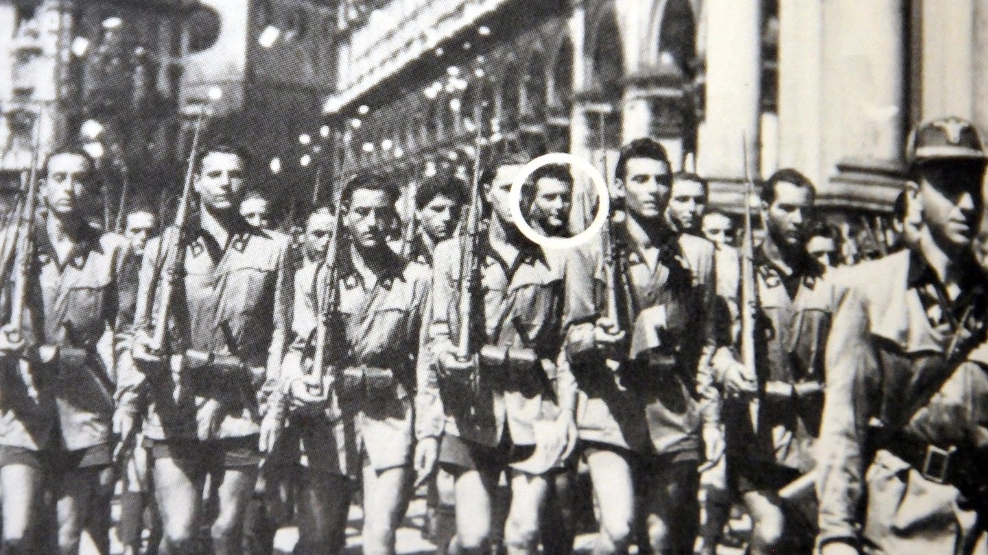 L’adunata delle rappresentanze militari della Rsi a Milano: nel tondo, Bruno Podestà (dal libro «Forza e coraggio»)