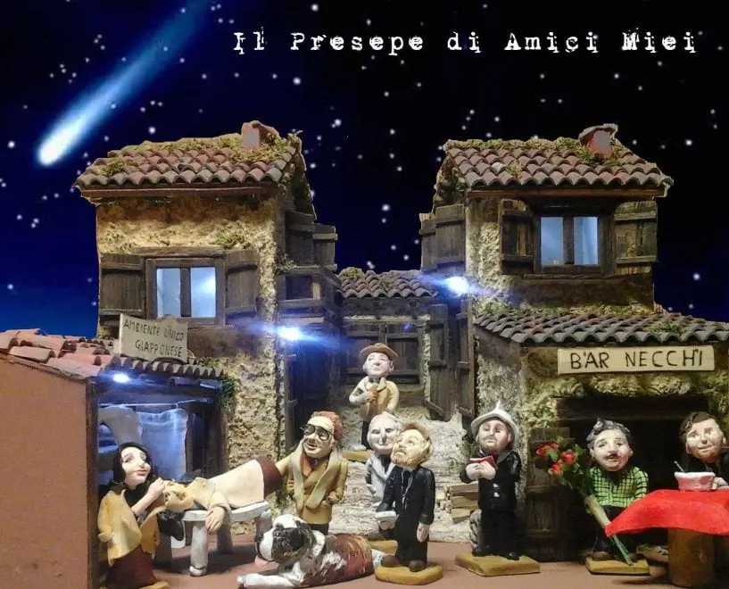 Amici miei, i protagonisti del film dentro al presepe. L'omaggio a Siena