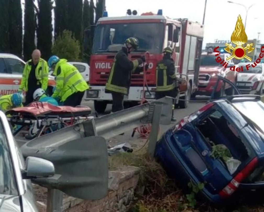 Gravi Due Anziane Finite Nel Fosso Con L’auto Dopo Lo Scontro Sulla 439